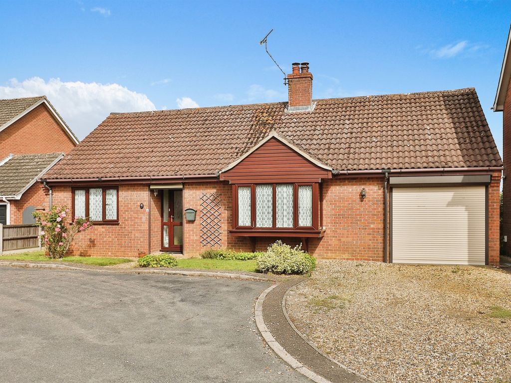 3 bed detached bungalow for sale in Moorfield Road, Mattishall, Dereham NR20, £350,000