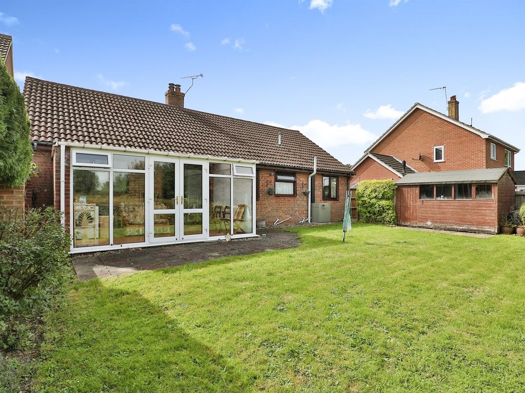 3 bed detached bungalow for sale in Moorfield Road, Mattishall, Dereham NR20, £350,000