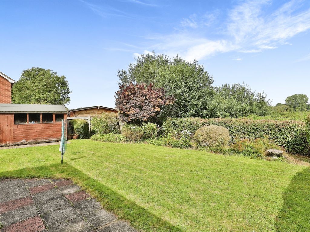 3 bed detached bungalow for sale in Moorfield Road, Mattishall, Dereham NR20, £350,000