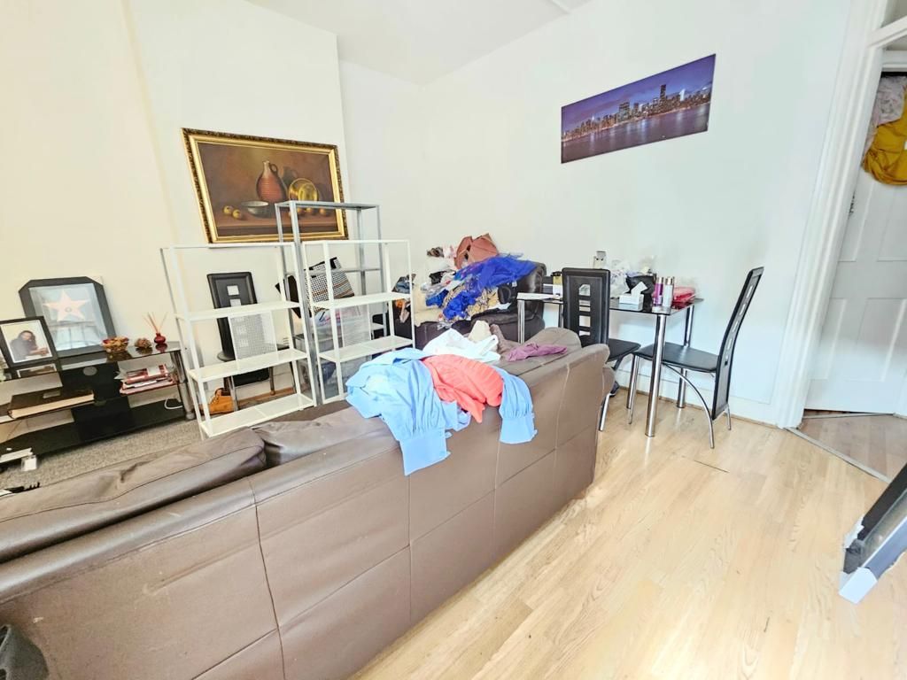 2 bed flat for sale in Charlemont Road, London E6, £260,000