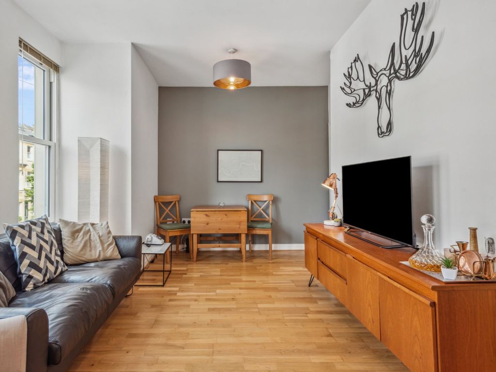 2 bed flat for sale in Alderbrook Road, London SW12, £515,000