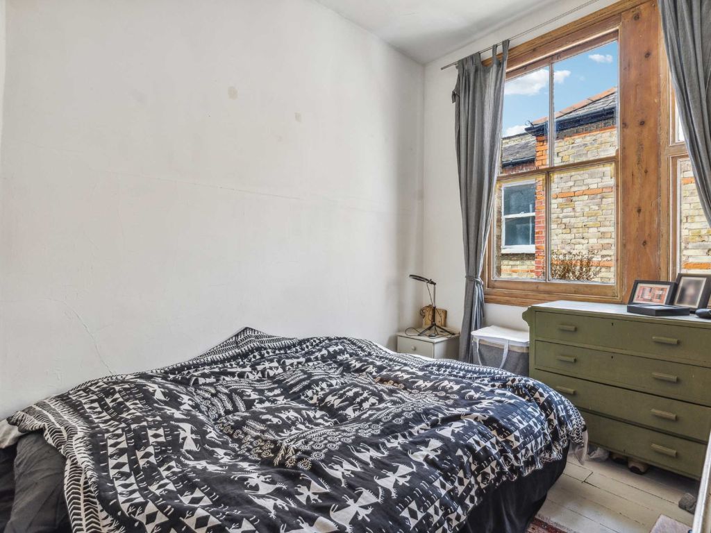 2 bed flat for sale in Church Walk, London N16, £725,000