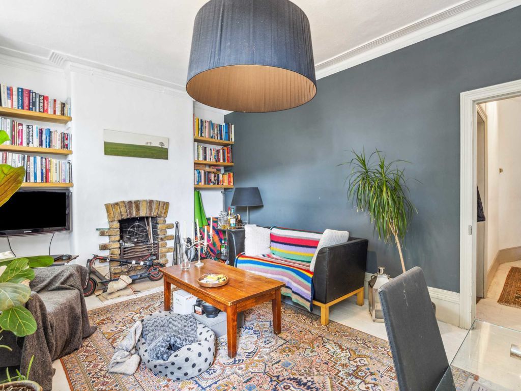 2 bed flat for sale in Church Walk, London N16, £725,000