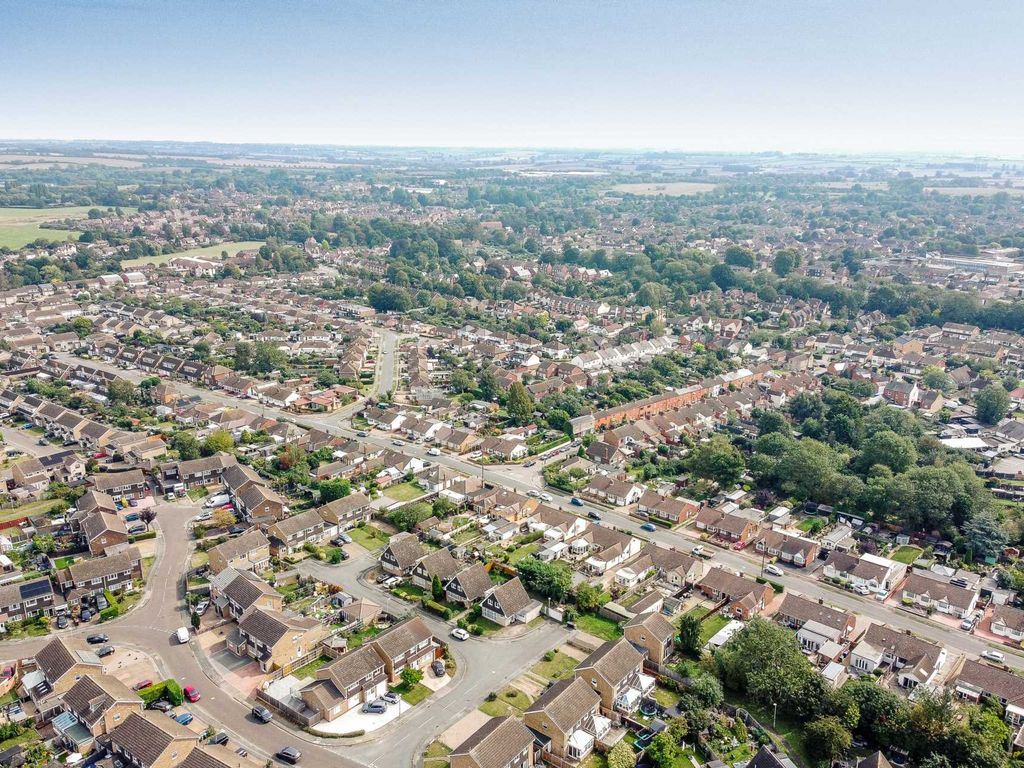 3 bed detached house for sale in Masefield Close, Newport Pagnell MK16, £380,000