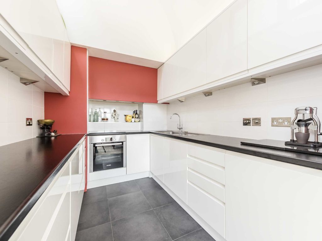 1 bed flat for sale in Barbican, London EC2Y, £805,000