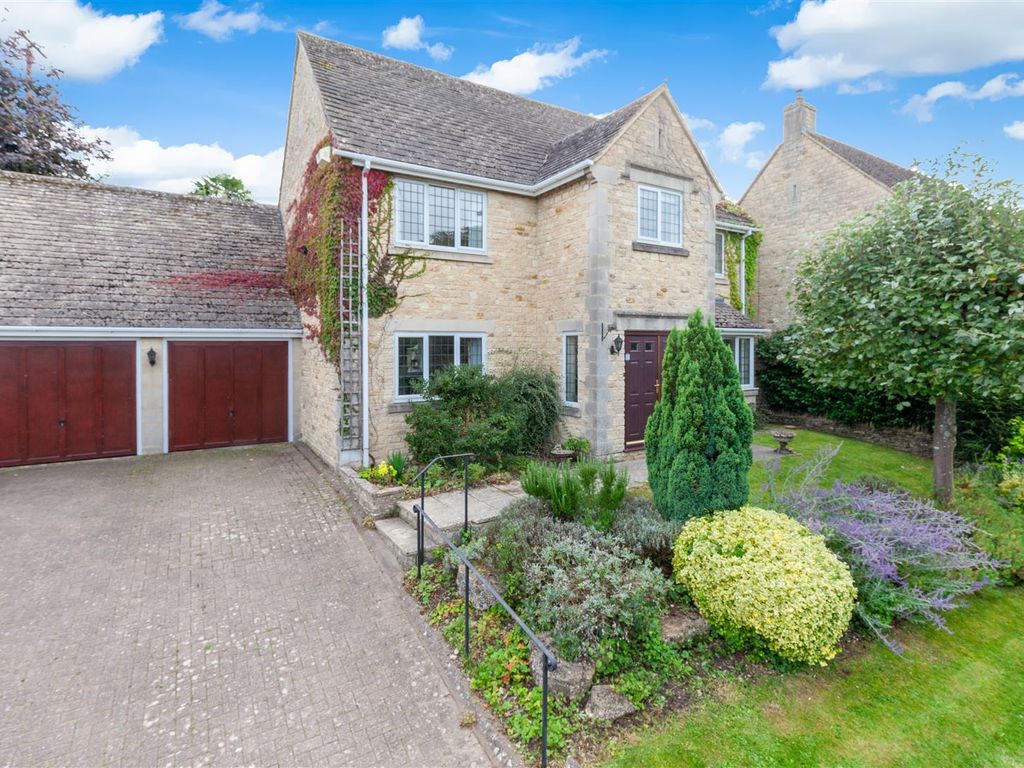 4 bed link-detached house for sale in Orchard Rise, Burford OX18, £725,000