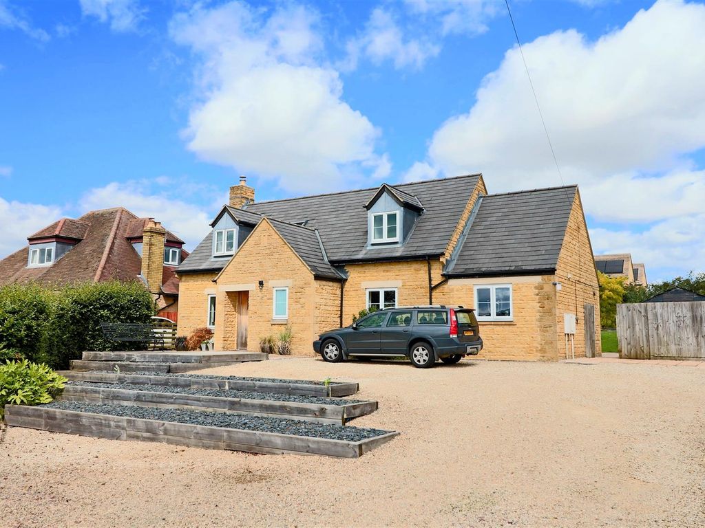 3 bed detached house for sale in Toddington, Cheltenham GL54, £625,000