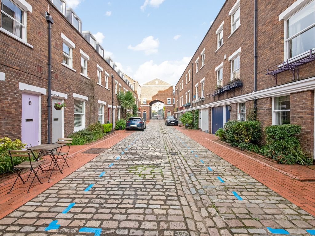 1 bed mews house for sale in Shrewsbury Mews, London W2, £1,395,000