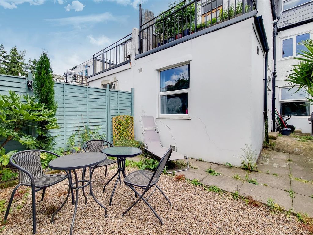 2 bed flat for sale in Edgeley Road, London SW4, £535,000