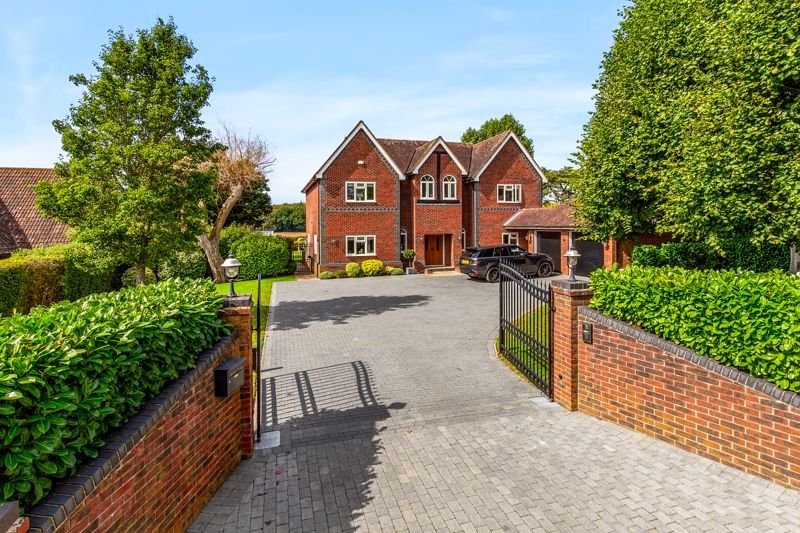 4 bed detached house for sale in Links Lane, Rowland