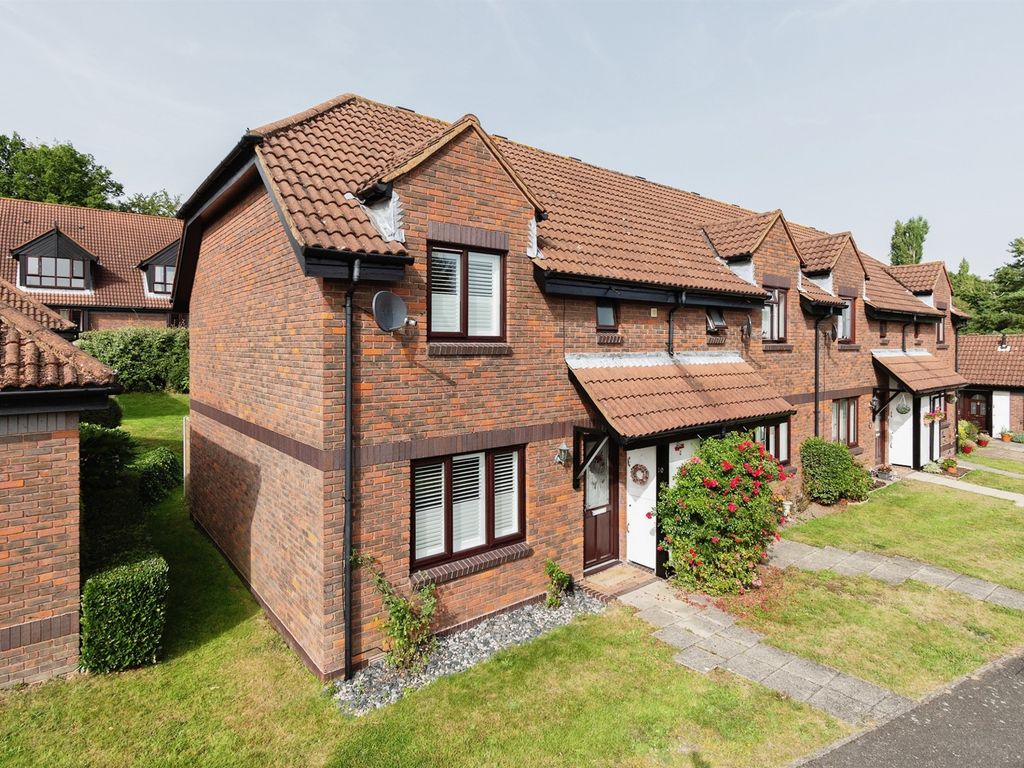 2 bed property for sale in Chestnut Close, Redhill RH1, £375,000