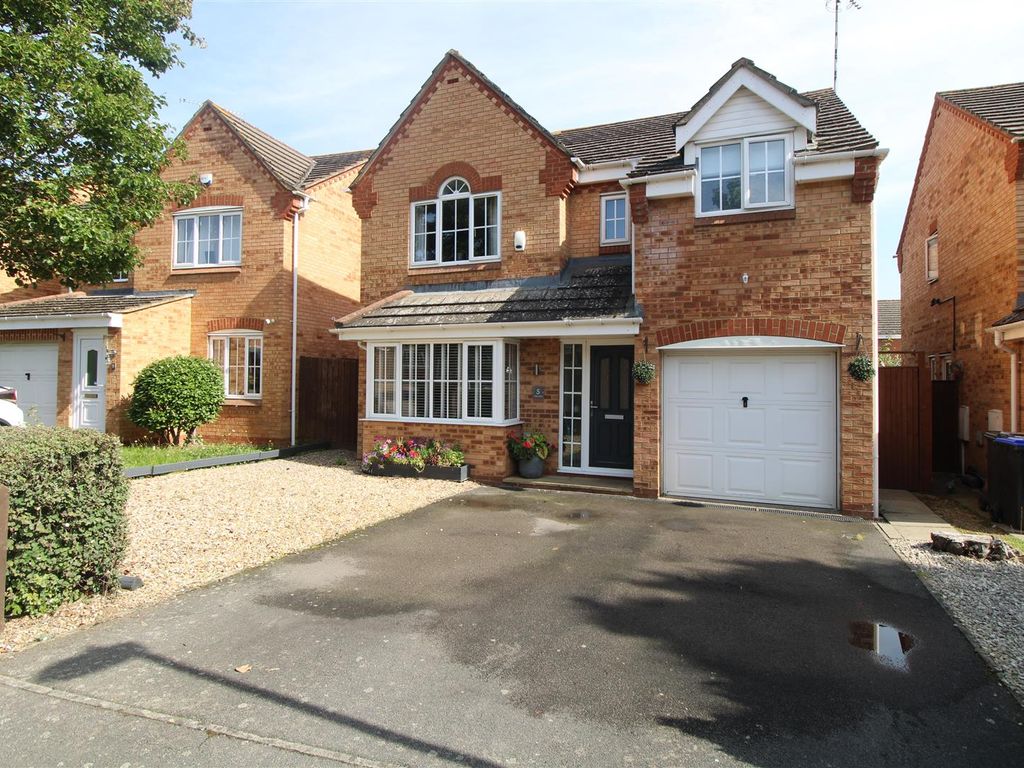 4 bed property for sale in Hopton Close, Daventry NN11, £385,000