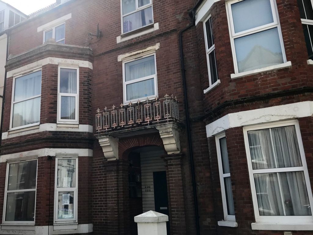 2 bed flat to rent in Cabbell Road, Cromer NR27, £750 pcm