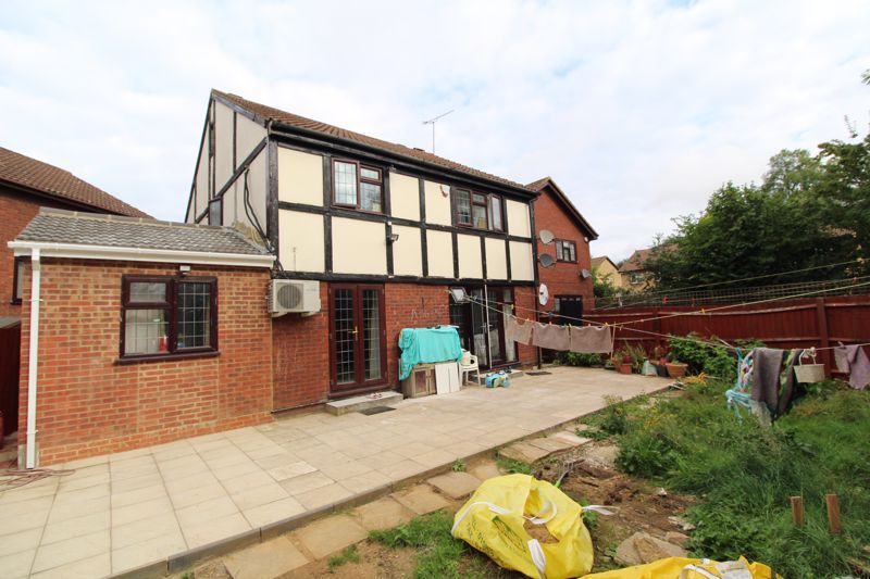 4 bed detached house for sale in Glenfield Road, Luton LU3, £450,000