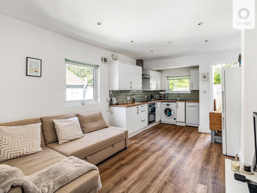 2 bed flat for sale in Bear Road, Brighton BN2, £335,000