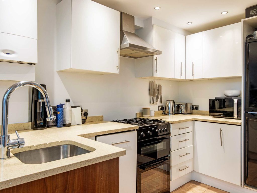 2 bed flat for sale in St. John's Way, London N19, £500,000