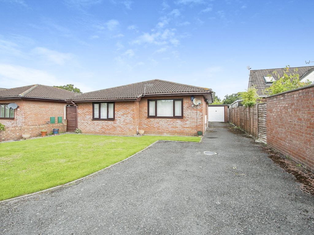3 bed bungalow for sale in Underwood Close, Poole, Dorset BH17, £375,000