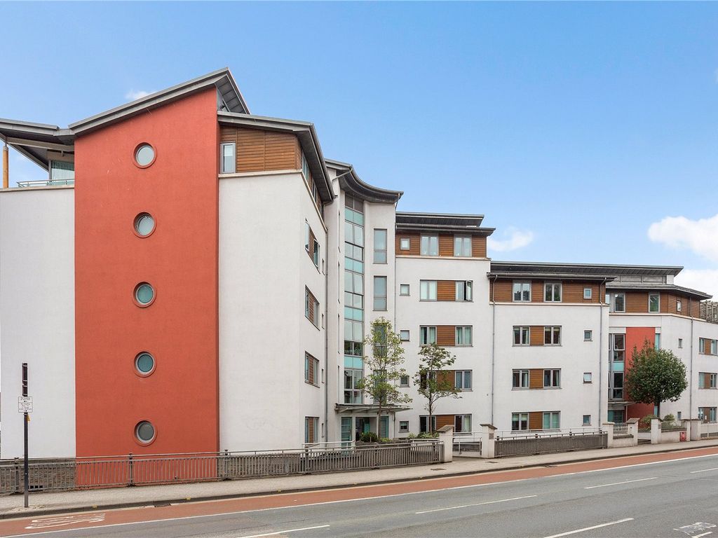 2 bed flat for sale in Capricorn Place, Hotwell Road, Bristol BS8, £540,000