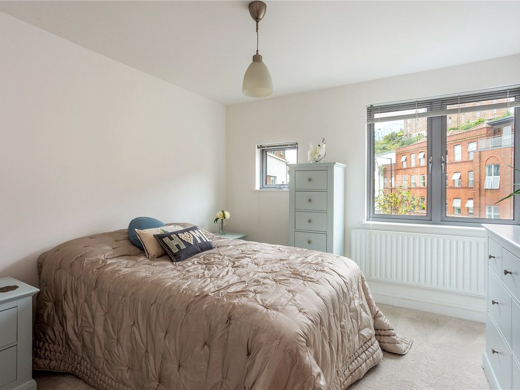 2 bed flat for sale in Capricorn Place, Hotwell Road, Bristol BS8, £540,000