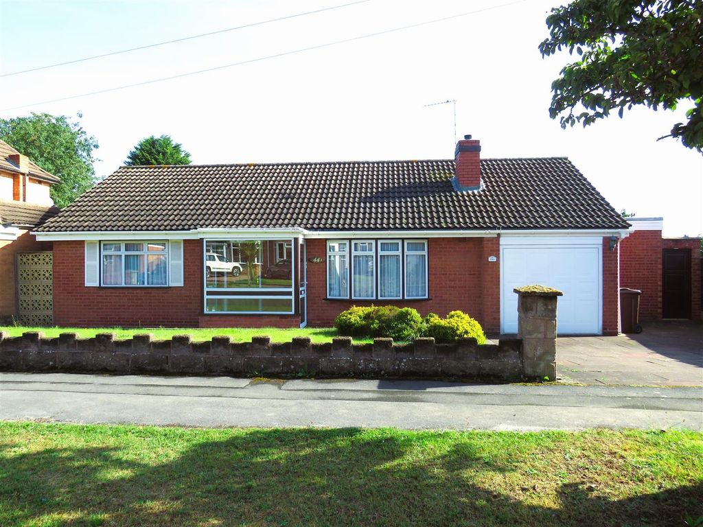 3 bed detached bungalow for sale in Clayton Drive, Birmingham B36, £395,000