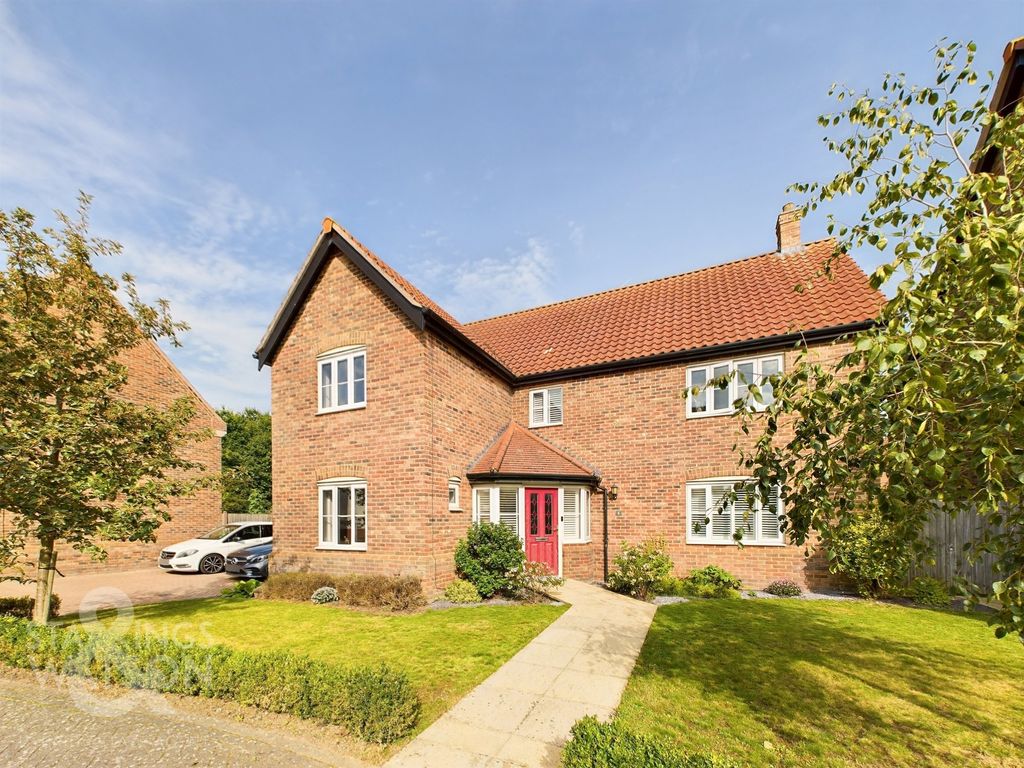 4 bed detached house for sale in Collingwood Close, Poringland, Norwich NR14, £525,000
