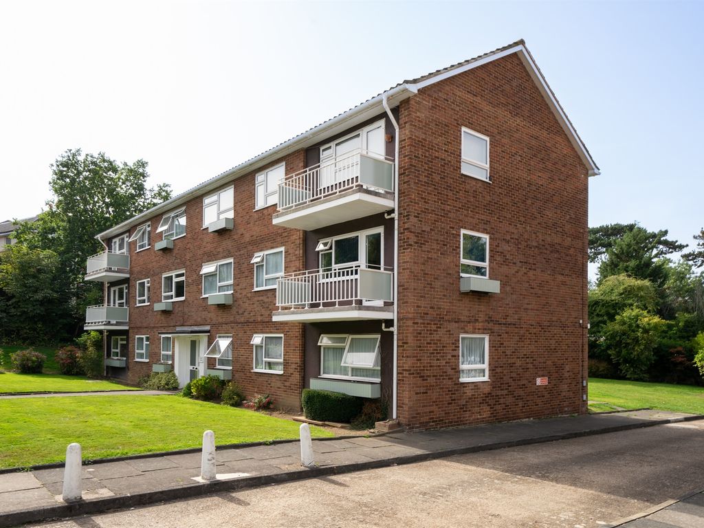 2 bed flat for sale in Meadow Court, Rosebank, Epsom KT18, £350,000