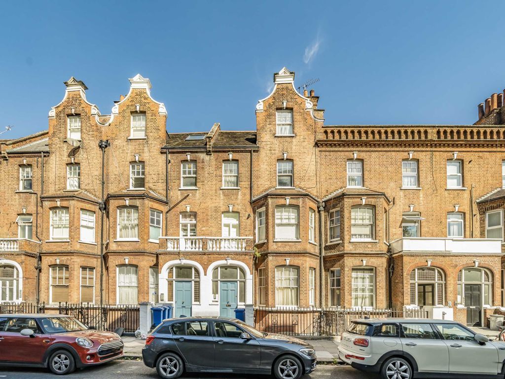 2 bed flat for sale in Barons Court Road, London W14, £650,000