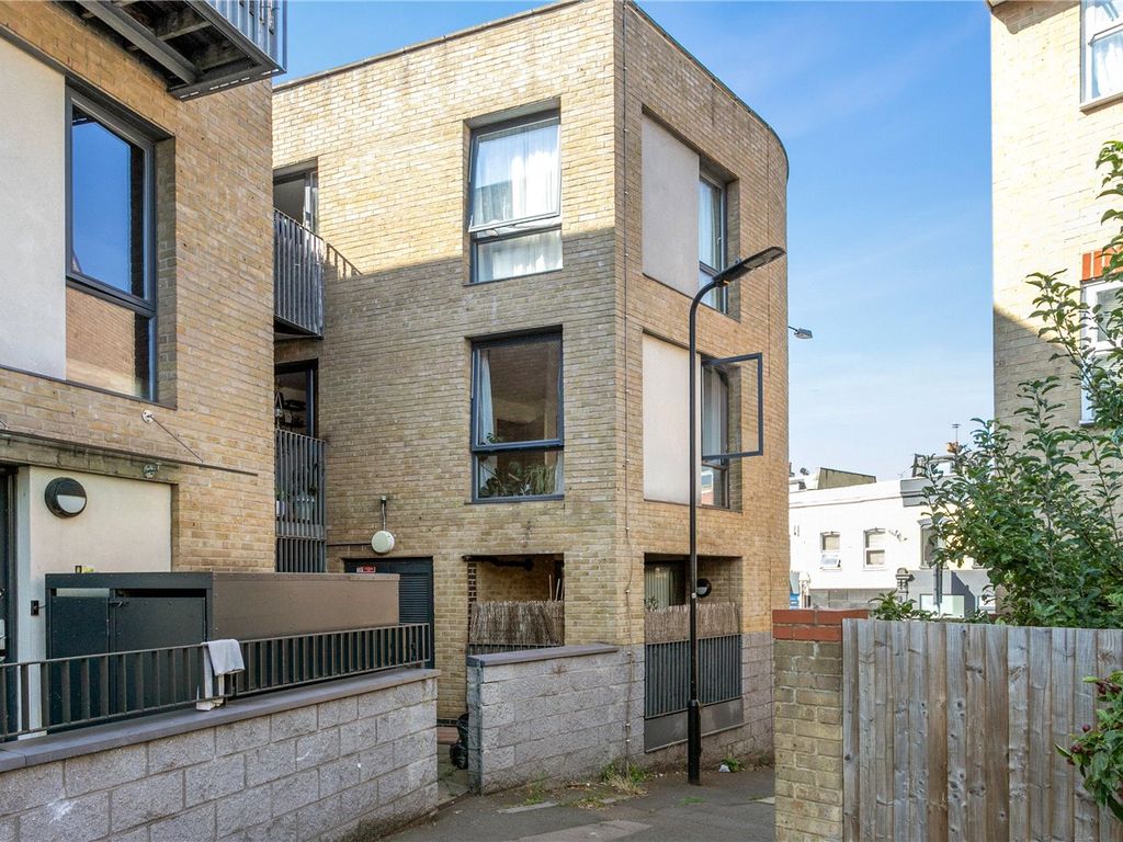 1 bed flat for sale in Homer Road, London E9, £325,000