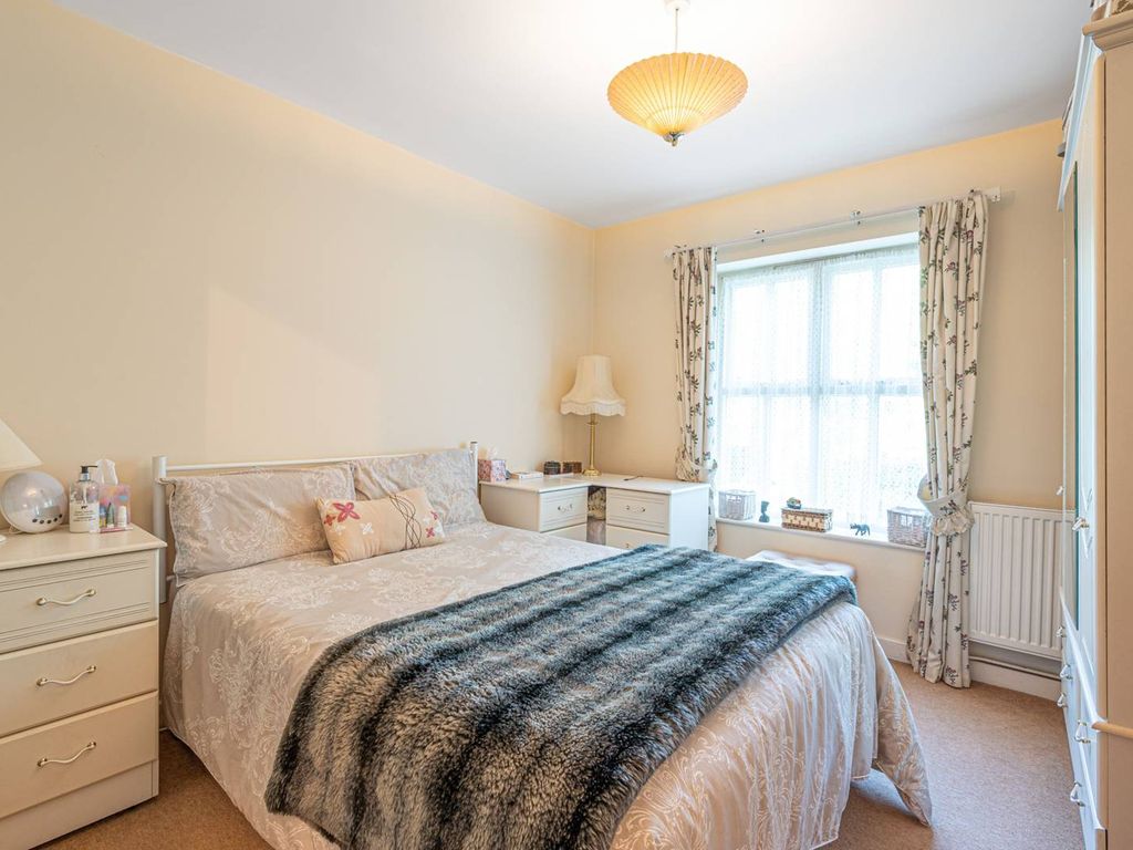 2 bed flat for sale in Holden Road, Woodside Park, London N12, £440,000