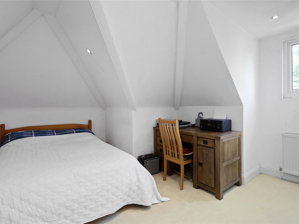 2 bed flat for sale in Round Oak Road, Weybridge, Surrey KT13, £449,950