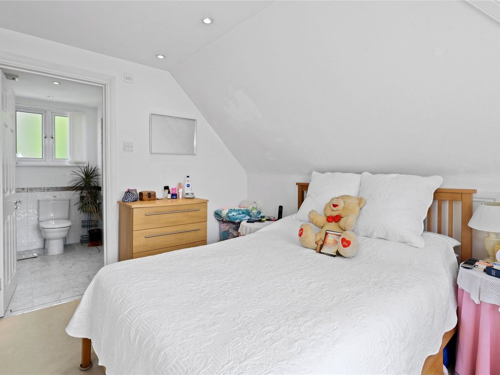 2 bed flat for sale in Round Oak Road, Weybridge, Surrey KT13, £449,950