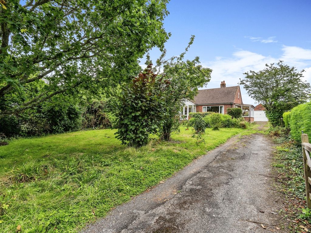 3 bed detached bungalow for sale in Winsor Lane, Winsor, Southampton SO40, £600,000