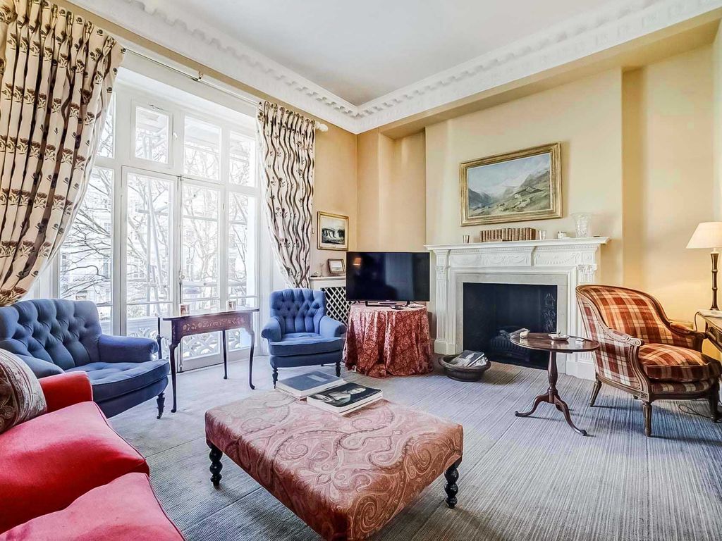 2 bed maisonette for sale in Ovington Square, London SW3, £1,810,000