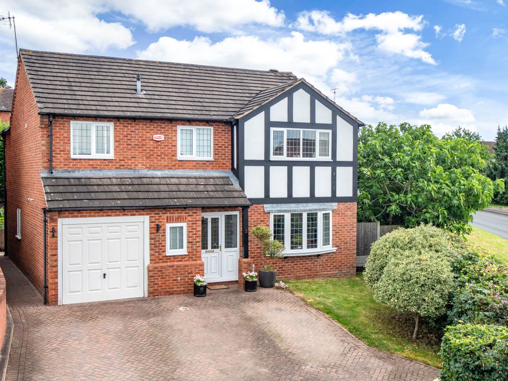 4 bed detached house for sale in Tythe Barn Close, Stoke Heath, Bromsgrove, Worcestershire B60, £475,000