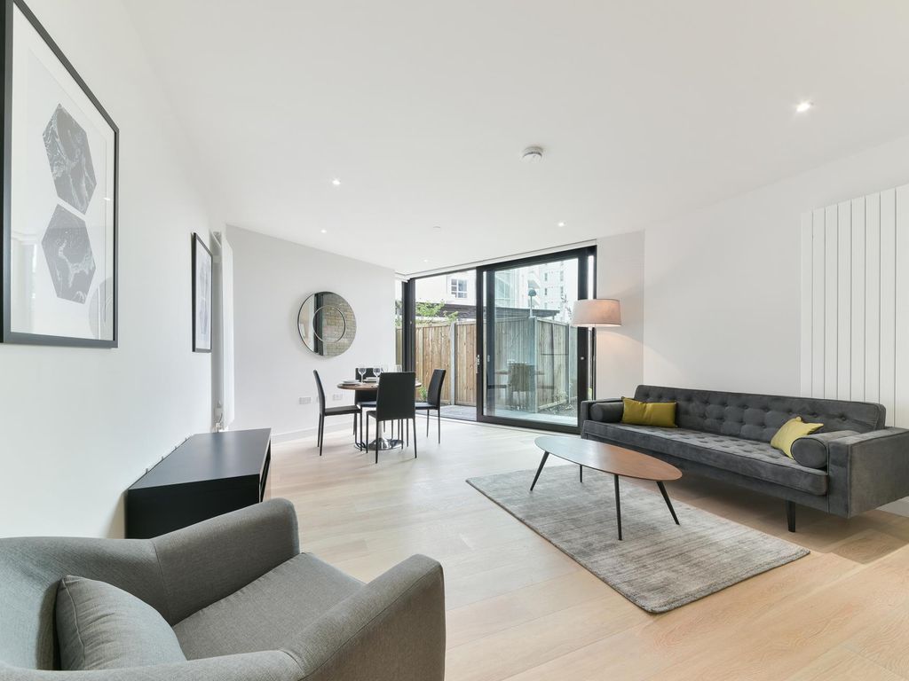 1 bed flat for sale in Summerston House, Royal Wharf, London E16, £400,000