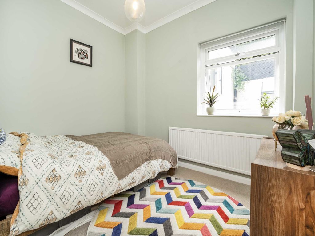2 bed flat for sale in Nelson Road, London N8, £550,000