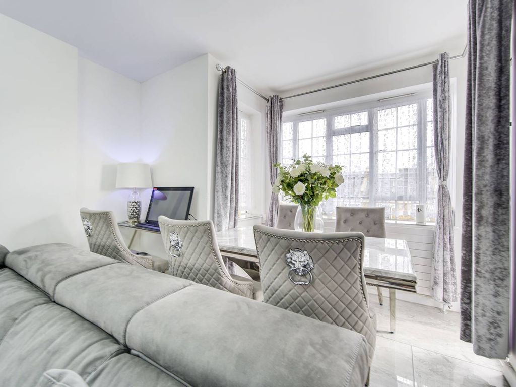 3 bed flat for sale in Frithville Gardens, Shepherd's Bush, London W12, £700,000