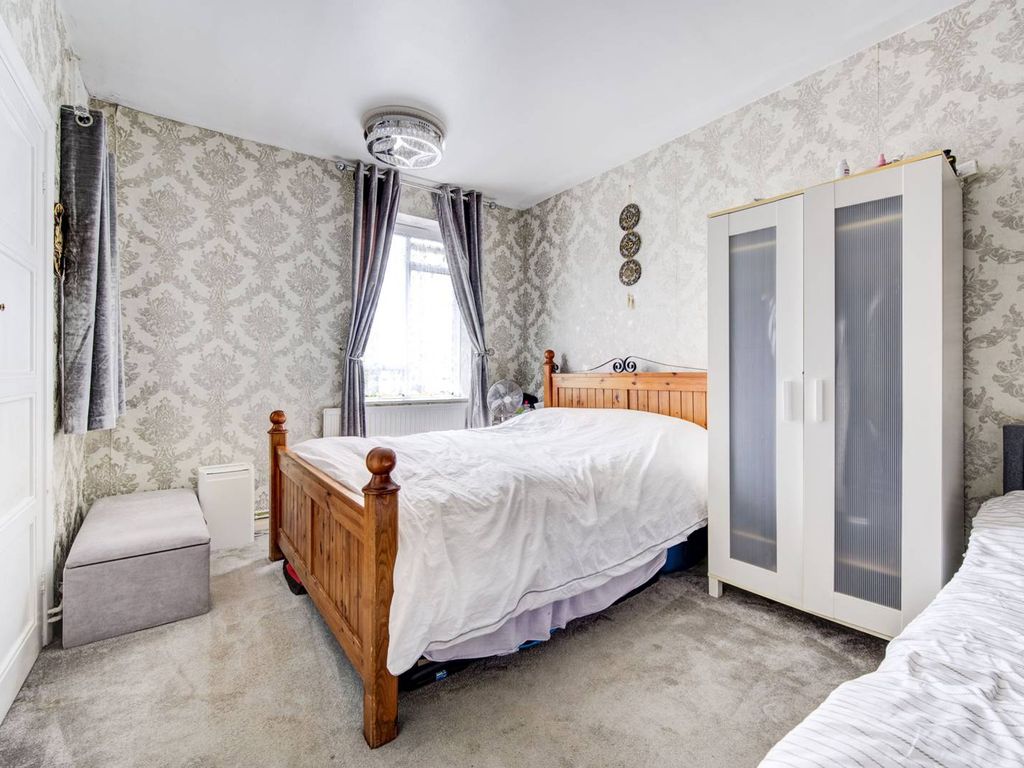 3 bed flat for sale in Frithville Gardens, Shepherd's Bush, London W12, £700,000