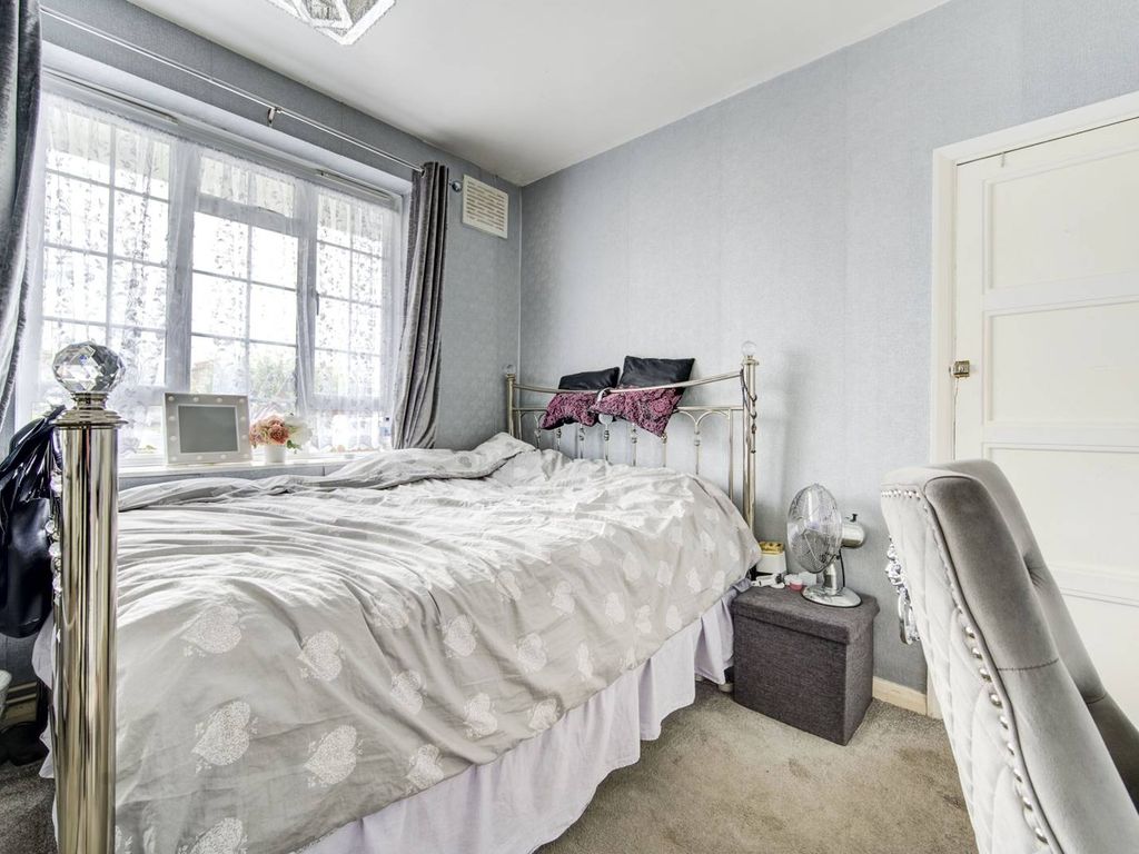 3 bed flat for sale in Frithville Gardens, Shepherd's Bush, London W12, £700,000