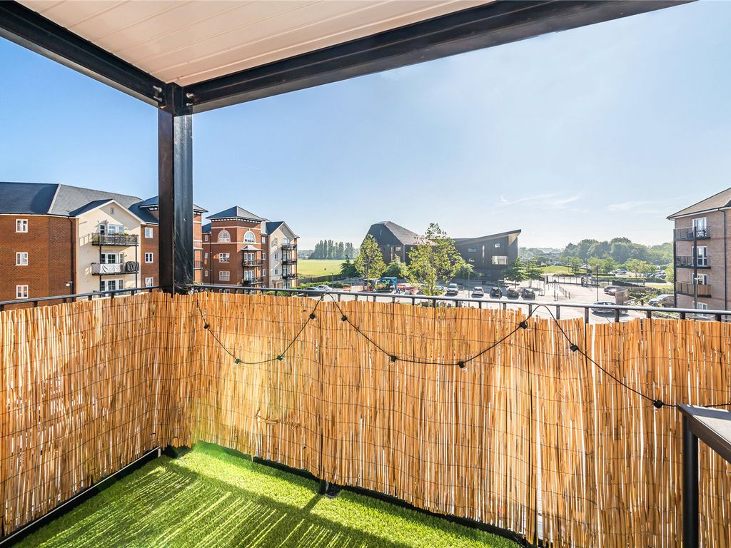 2 bed flat for sale in Hersham, Surrey KT12, £425,000