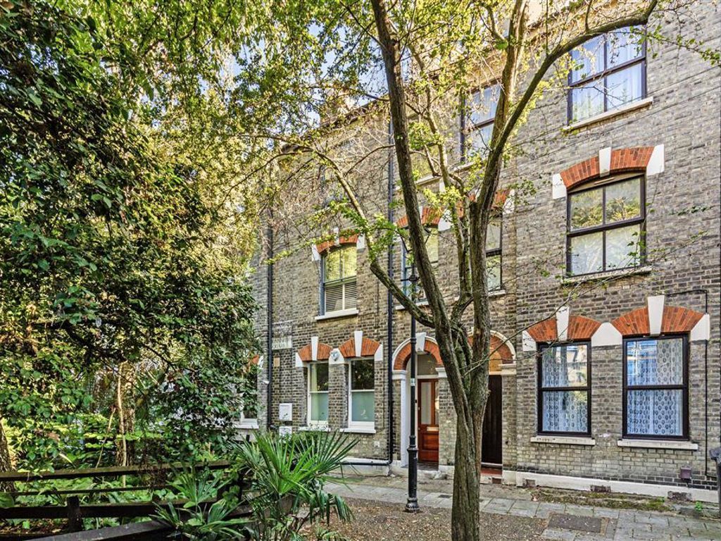 2 bed flat for sale in Bonnington Square, London SW8, £1,150,000