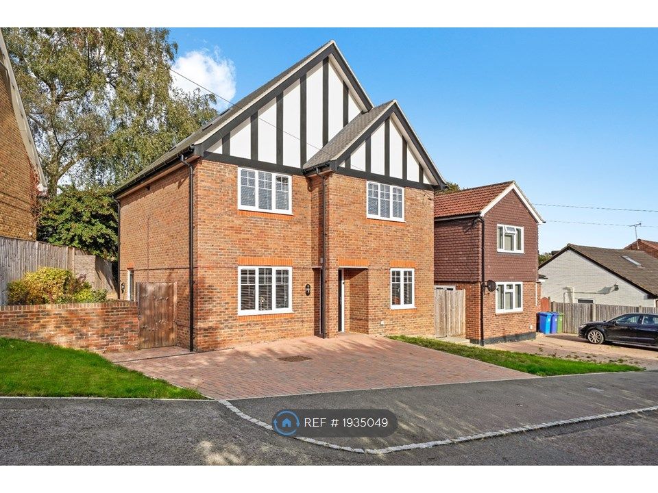 5 bed detached house to rent in Heathway, Ascot SL5, £5,950 pcm