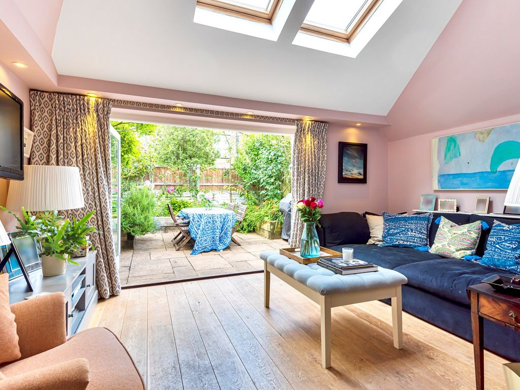 2 bed flat for sale in Dymock Street, London SW6, £650,000