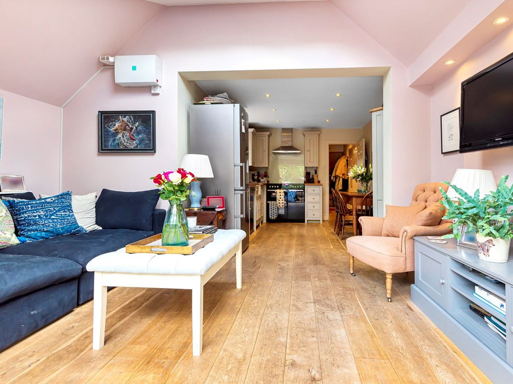 2 bed flat for sale in Dymock Street, London SW6, £650,000
