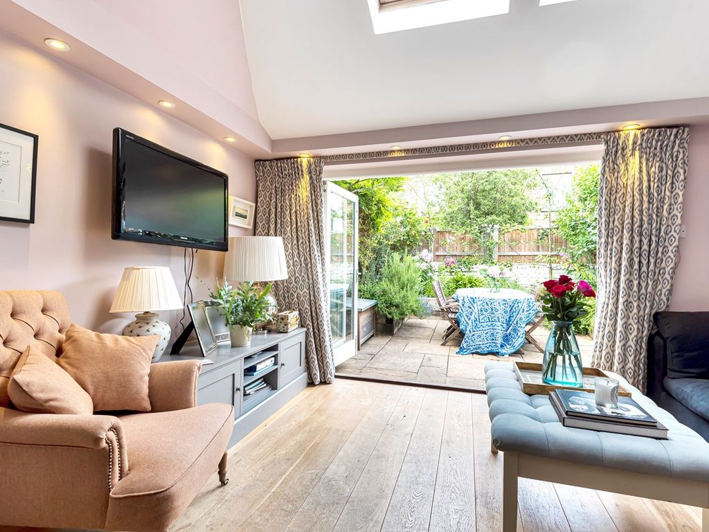 2 bed flat for sale in Dymock Street, London SW6, £650,000