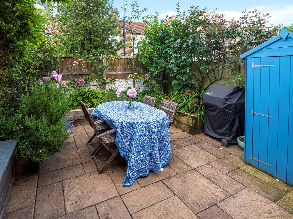 2 bed flat for sale in Dymock Street, London SW6, £650,000