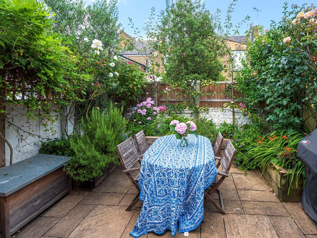 2 bed flat for sale in Dymock Street, London SW6, £650,000