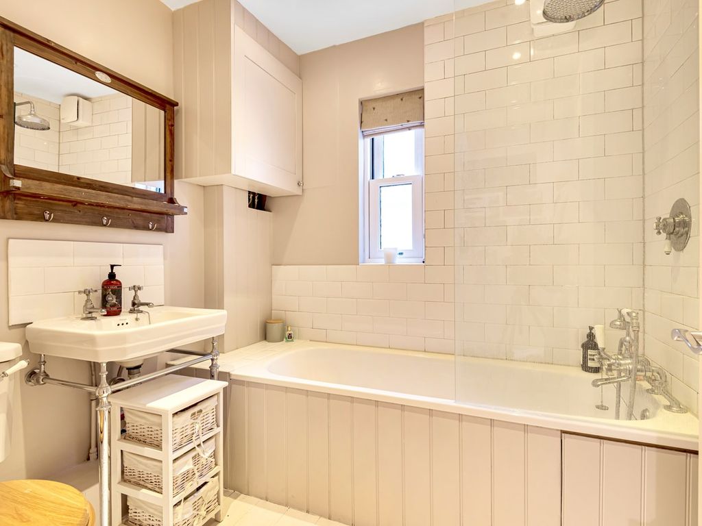 2 bed flat for sale in Dymock Street, London SW6, £650,000