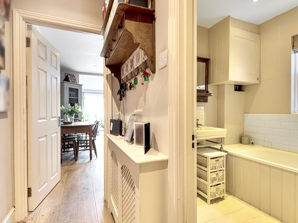 2 bed flat for sale in Dymock Street, London SW6, £650,000