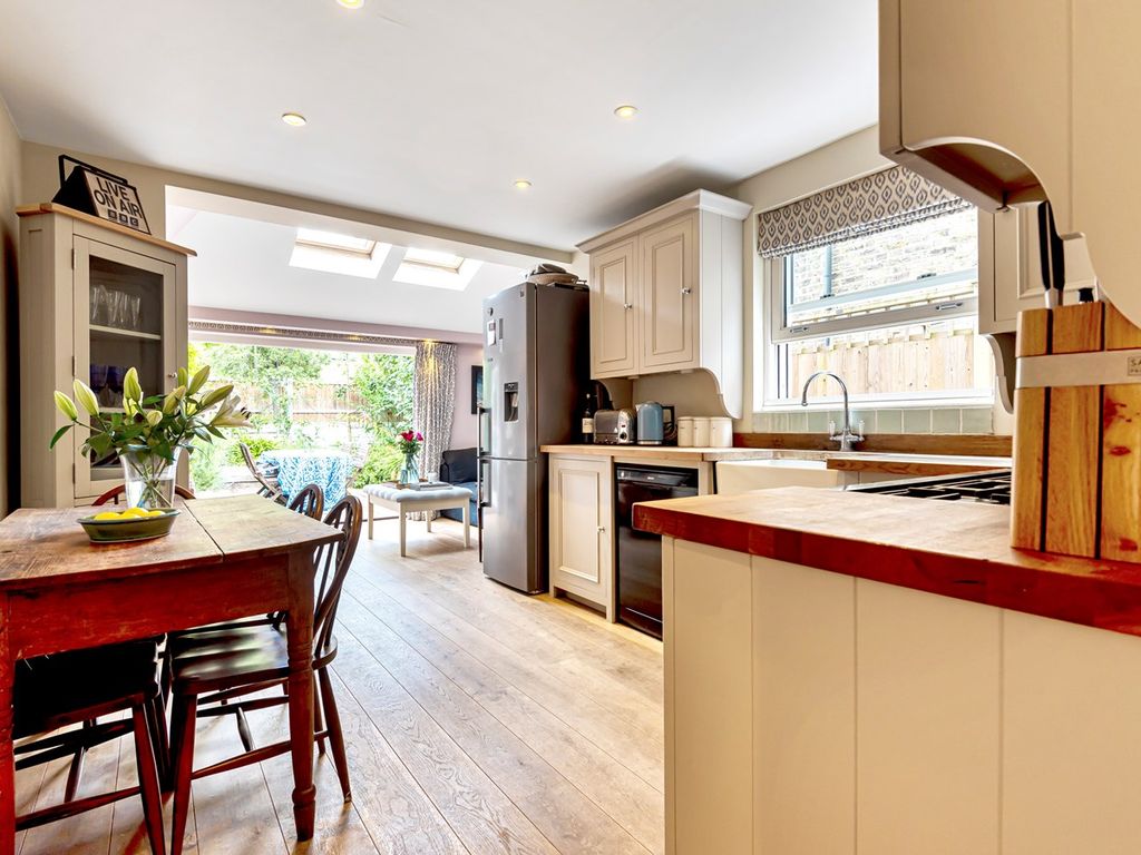 2 bed flat for sale in Dymock Street, London SW6, £650,000